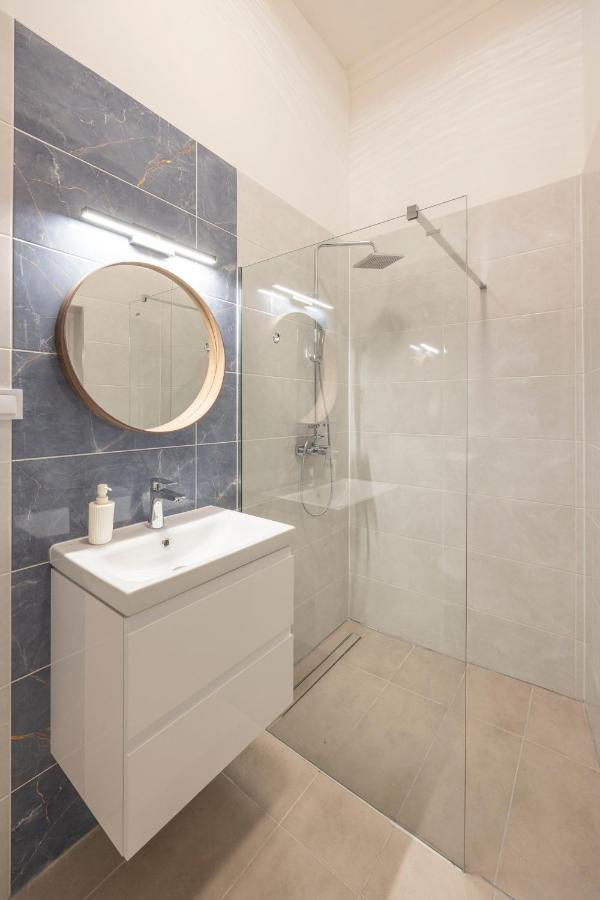 Luxurious Central Grand Home W/ 3Bedrm 2Bathrm Budapest Exterior photo
